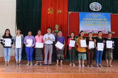 Đại diện cơ quan chức năng tỉnh Quảng Trị trao Quyết định nhập Quốc tịch Việt Nam cho người dân. (Ảnh: Nguyên Lý/TTXVN) 