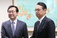 Đại diện đặc biệt Hàn Quốc về các vấn đề hòa bình và an ninh trên Bán đảo Triều Tiên Lee Do-hoon (trái) và người đồng cấp Nhật Bản Kenji Kanasugi (phải). (Nguồn: Yonhap/TTXVN)