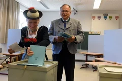 Cử tri bỏ phiếu tại một điểm bầu cử ở Neukirchen bang Bayern, Đức ngày 14/10/2018. (Nguồn: AFP/TTXVN) 
