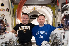 Phi hành gia Nick Hague và Andrew Morgan. (Nguồn: newsweek.com) 