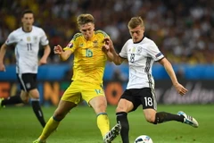 Trung vệ Toni Kroos (phải) đội tuyển Đức tranh bóng với trung vệ Serhiy Sydorchuk của đội tuyển Ukraine. (Nguồn: AFP/TTXVN)