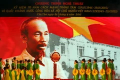 Một tiết mục nghệ thuật biểu diễn tại chương trình nghệ thuật "70 năm - sáng mãi niềm tin" nhân kỷ niệm 70 năm Cách mạng Tháng Tám và Quốc khánh 2/9 tại Cần Thơ. (Ảnh: Duy Khương/TTXVN)