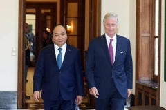 Nhà Vua Bỉ Philippe đón Thủ tướng Nguyễn Xuân Phúc tại Cung Vua. (Ảnh: Thống Nhất/TTXVN) 