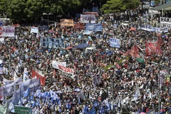 Người dân tham gia biểu tình phản đối chính sách kinh tế của Chính phủ tại Buenos Aires, Argentina, ngày 13/2/2019. (Nguồn: AFP/TTXVN) 