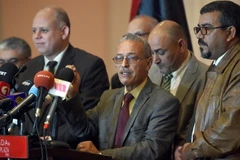 Đại diện Quốc hội Libya được quốc tế công nhận Ibrahim Fethi Amish (giữa) tại cuộc họp báo sau đàm phán ở ngoại ô Tunis, Tunisia ngày 6/12. (Nguồn: AFP/TTXVN)