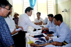 Lãnh đạo tỉnh Bình Thuận thăm hỏi nạn nhân tại Bệnh viện đa khoa tỉnh Bình Thuận. (Ảnh: Nguyễn Thanh/TTXVN)