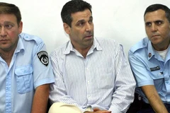 Ông Gonen Segev (giữa) trong một bức ảnh chụp năm 2004. (Nguồn: Getty Images)