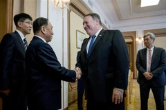 Ngoại trưởng Mỹ Mike Pompeo (phải, phía trước) trong cuộc gặp ông Kim Yong-chol (trái, phía trước) tại Bình Nhưỡng ngày 6/7/2018. (Nguồn: AFP/TTXVN) 