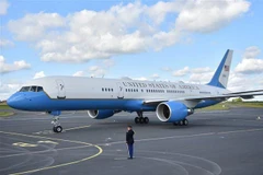 Chiếc máy bay Không lực Một chở Tổng thống Mỹ Donald Trump và đệ nhất phu nhân Melania Trump sau khi hạ cánh xuống sân bay Caen-Carpiquet ở Normandy, Pháp, ngày 6/6/2019. (Nguồn: AFP/TTXVN) 