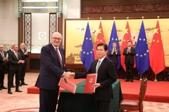 Ủy viên Phát triển nông nghiệp và nông thôn của EU Phil Hogan (trái) và Bộ trưởng Thương mại Trung Quốc Chung Sơn (phải) trao đổi văn kiện sau lễ ký thỏa thuận tại Bắc Kinh ngày 6/11/2019. (Nguồn: AFP/TTXVN) 