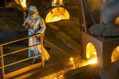 Công nhân làm việc tại nhà máy thép Saint-Gobain PAM ở Pont-a-Mousson, Đông Bắc Pháp ngày 12/4. (Nguồn: AFP/TTXVN)