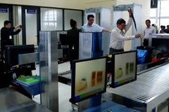 Kiểm tra an ninh tại sân bay Nội Bài. (Ảnh: TTXVN)