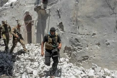 Binh sỹ Iraq tiến vào Thành cổ Mosul ngày 25/6. (Nguồn: AFP/TTXVN)