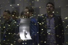 Khách hàng ngắm các loại đồng hồ trưng bày tại Hội chợ Đồng hồ Baselworld ở Basel, Thụy Sĩ ngày 21/3. (Nguồn: THX/TTXVN) 