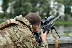 Binh sỹ Ukraine gác tại thành phố Slovyanogirsk, gần Donetsk ngày 20/6. (Nguồn: AFP/TTXVN)