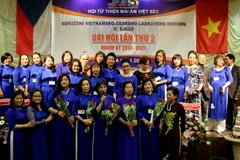 Ban chấp hành mới của Mái ấm Việt Séc ra mắt. (Ảnh: Trần Quang Vinh/Vietnam+)