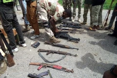 Binh sỹ Nigeria trưng bày số vũ khí thu giữ của Boko Haram trong một chiến dịch truy quét ở thị trấn Dikwa, bang Đông Bắc Borno ngày 26/7. (Nguồn: AFP/TTXVN) 