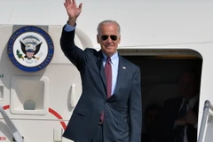 Phó Tổng thống Mỹ Joe Biden tới sân bay Boryspil ở Kiev ngày 21/4. (Nguồn: AFP/TTXVN)