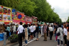 Du khách tham gia Lễ hội Việt Nam tại Kanagawa xếp hàng thưởng thức các món ăn Việt Nam. (Ảnh: Thành Hữu/TTXVN)