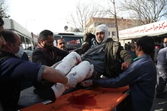 Chuyển người bị thương tại hiện trường vụ đánh bom liều chết ở Kabul ngày 27/1. (Nguồn: THX/TTXVN)