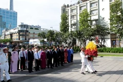 Lãnh đạo Thành phố Hồ Chí Minh dâng hoa Chủ tịch Hồ Chí Minh tại công viên tượng đài Bác. (Ảnh: Thanh Vũ/TTXVN)