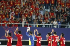 Các cầu thủ U20 Việt Nam đáp lại sự nhiệt tình của các cổ động viên đã cổ vũ đội trong suốt 90 phút thi đấu với U20 New Zealand. (Ảnh: Minh Tiến/TTXVN)