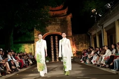 Trình diễn áo dài tại sự kiện giới thiệu Festival áo dài Hà Nội năm 2016. (Ảnh: Đinh Thị Thuận/TTXVN)