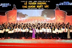 98 Thủ khoa xuất sắc tốt nghiệp các trường Đại học, Học viện trên địa bàn thành phố Hà Nội chụp ảnh chung với các đại biểu năm 2015. (Ảnh: Phạm Kiên/TTXVN)