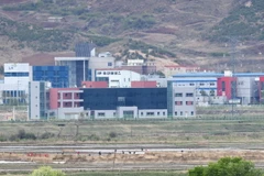 Khu công nghiệp chung Kaesong nhìn từ Paju, Hàn Quốc ngày 24/4. (Nguồn: AFP/TTXVN)