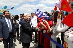 Cán bộ, nhân viên Đại sứ quán, đại diện cộng đồng và sinh viên Việt Nam đón Tổng Bí thư Nguyễn Phú Trọng tại sân bay Quốc tế José Martí. (Ảnh: Trí Dũng/TTXVN)