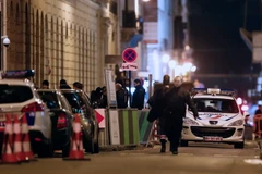 Cảnh sát Pháp điều tra bên ngoài khách sạn Ritz ở Paris sau khi xảy ra vụ cướp ngày 10/1. (Nguồn: THX/TTXVN)