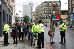 Cảnh sát Anh kiểm tra an ninh trên phố Borough High ở thủ đô London ngày 6/6. (Nguồn: AFP/TTXVN)