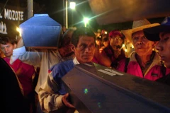 Thân nhân mang quan tài chứa hài cốt của nạn nhân ở El Mozote vào năm 2000, 19 năm sau vụ thảm sát. (Nguồn: AP)