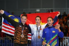 VĐV Dương Thúy Vy (giữa) nhận huy chương vàng nội dung thương thuật nữ. (Ảnh: Quốc Khánh/TTXVN)