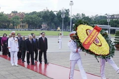 Đoàn đại biểu lãnh đạo, nguyên lãnh đạo Đảng, Nhà nước do Tổng Bí thứ Nguyễn Phú Trọng dẫn đầu cùng các Bộ, ban, ngành ở Trung ương và Hà Nội đến đặt vòng hoa và vào lăng viếng Chủ tịch Hồ Chí Minh. (Ảnh: An Đăng/TTXVN)