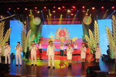 Các tiết mục văn nghệ ca ngợi quê hương, đất nước biểu diễn tại buổi lễ. (Ảnh: Thanh Sang/TTXVN) 