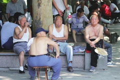 Trung Quốc cấm đàn ông cởi trần đi bộ trên đường phố