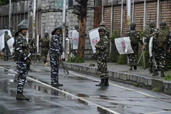 Lực lượng an ninh tuần tra trong thời gian giới nghiêm tại Srinagar ngày 10/8/2019. (Nguồn: AFP/TTXVN) 