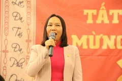 Chị Nguyễn Ngọc Cẩm - Chủ tịch Hội người Việt Nam tại Hàn Quốc - phát biểu tại buổi tất niên. (Ảnh: Mạnh Hùng-Hữu Tuyên/Vietnam+)