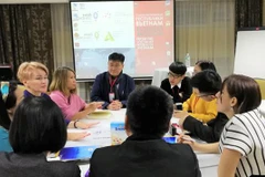 Các doanh nghiệp đàm phán trực tiếp. (Ảnh: Duy Trinh/TTXVN) 