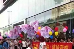 [Photo] Dân mạng ngơ ngẩn vì màn cầu hôn của đại gia 6X với cô gái trẻ