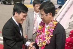 Tặng hoa và quà cho hành khách thứ 20 triệu. (Ảnh: Trần Tình/Vietnam+)