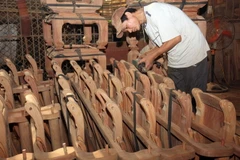 Sản xuất đồ gỗ mỹ nghệ cao cấp cung ứng cho thị trường trong nước và xuất khẩu tại một doanh nghiệp ở huyện Thường Tín (Hà Nội). (Ảnh: Đình Huệ/TTXVN)