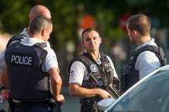 Cảnh sát Bỉ điều tra tại hiện trường một vụ tấn công. (Nguồn: EPA/TTXVN)