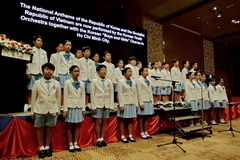 Các em học sinh Hàn Quốc thể hiện nghi thức hát Quốc ca 2 nước tại lễ kỷ niệm. (Ảnh: Thế Anh/TTXVN)