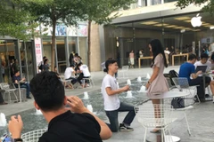 Màn cầu hôn trước cửa hàng Apple. (Nguồn: Sina)