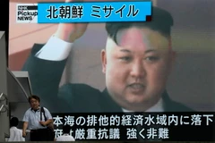 Hình ảnh phát trên truyền hình ở Tokyo (Nhật Bản) cho thấy Nhà lãnh đạo Triều Tiên Kim Jong-un công bố về vụ phóng thử thành công tên lửa mới nhất ngày 4/7. (Nguồn: EPA/TTXVN)