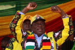 Tổng thống Zimbabwe Emmerson Mnangagwa tại một cuộc vận động ở Harare ngày 28/7. (Nguồn: THX/TTXVN)