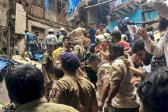 Lực lượng cứu hộ tìm kiếm nạn nhân bị mắc kẹt dưới đống đổ nát của tòa nhà bị sập ở Mumbai, Ấn Độ ngày 16/7/2019. (Nguồn: India Express/TTXVN) 