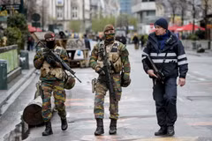 Binh sỹ và cảnh sát Bỉ tuần tra trên đường phố trung tâm thủ đô Brussels ngày 22/11/2015. (Nguồn: THX/TTXVN)